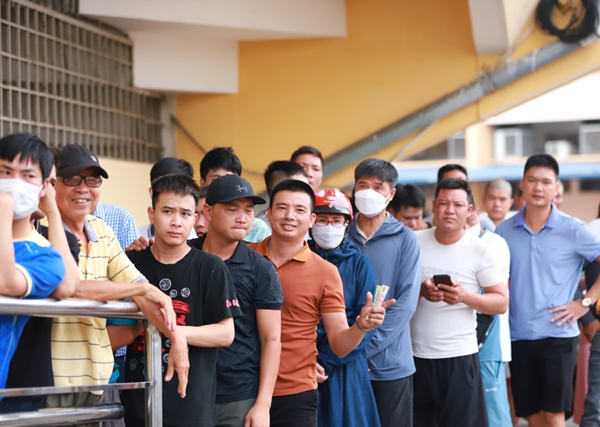 Người hâm mộ xếp hàng mua vé xem trận tuyển Việt Nam và Syria

